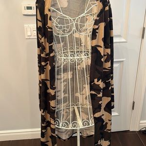 Women’s camo throw over sweater size large